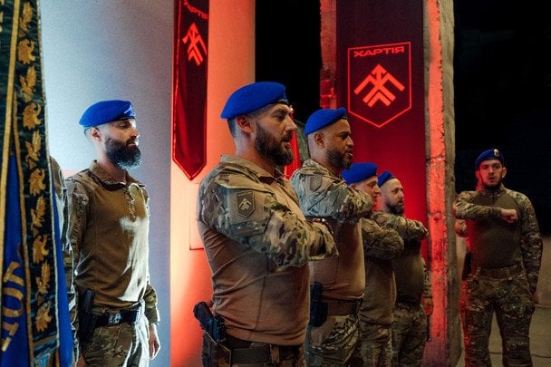 Церемония передачи флага 13 бригады НГУ «Хартия» новому командиру Даниэлю Китоне