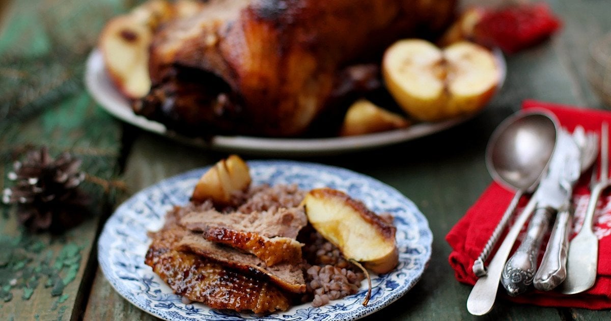 Утка фаршированная гречкой и яблоками