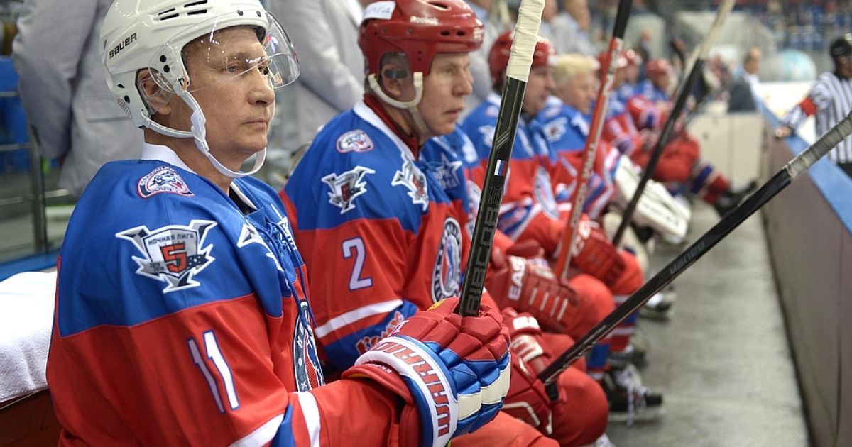 Путин любит играть в бесконтактный хоккей