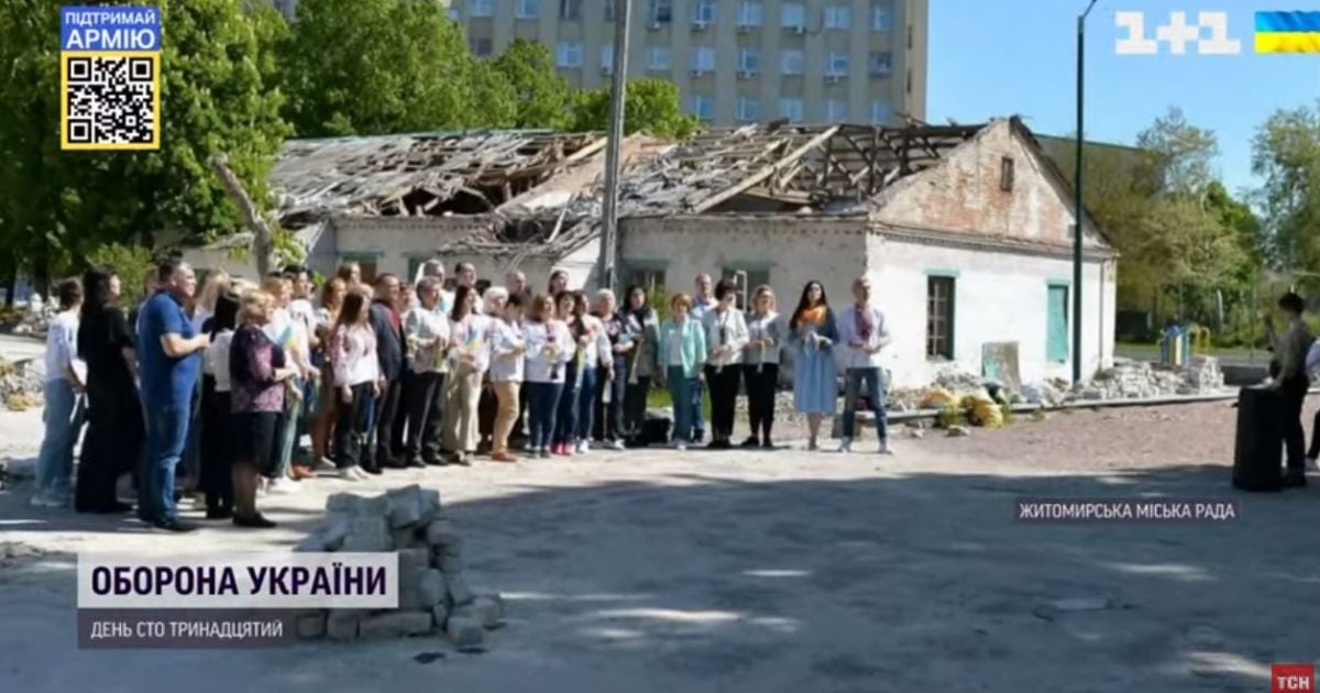 Ukrainian Graduates Make Photos in Front of Ruined Schools and Cancel Celebrations to Donate Money to the Army
