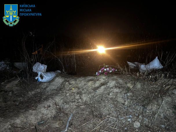 У Києві на пустирі знайшли 20 урн з прахом / © Прокуратура міста Києва