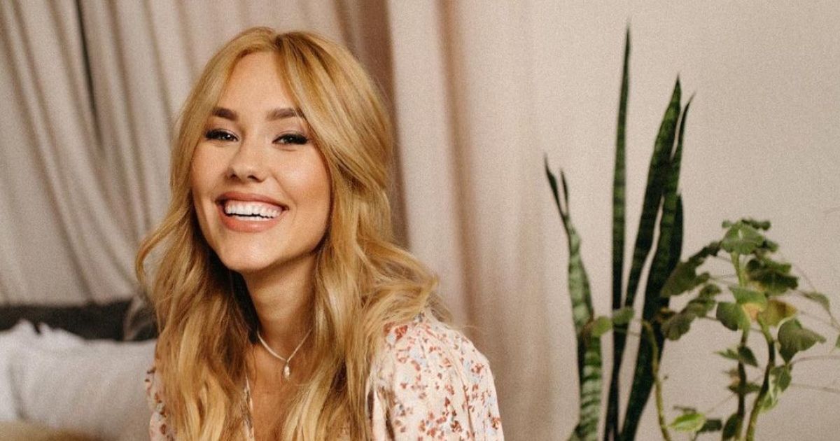 Даша Квиткова в мини-свитере похвасталась результатами диеты после родов