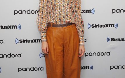 В пестрой блузке и кюлотах: Лора Дерн пришла на мероприятие в стильном луке