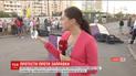 В Киеве жители многоэтажек Позняков вторые сутки ночуют на дороге
