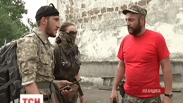 Уже двое суток милиция и прокуроры пытаются попасть на базу батальона "Торнадо" в Приволье
