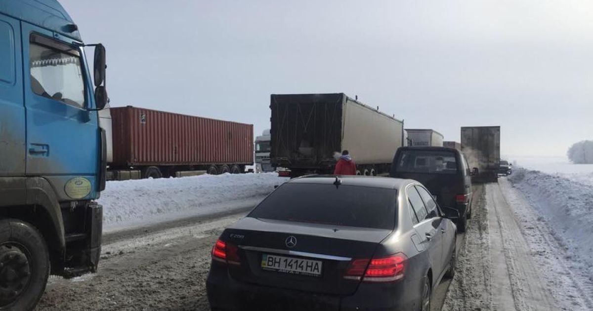 Из-за снегопада на Запорожье перекрыли движение для грузовиков, а 109 городов и сел остаются без света