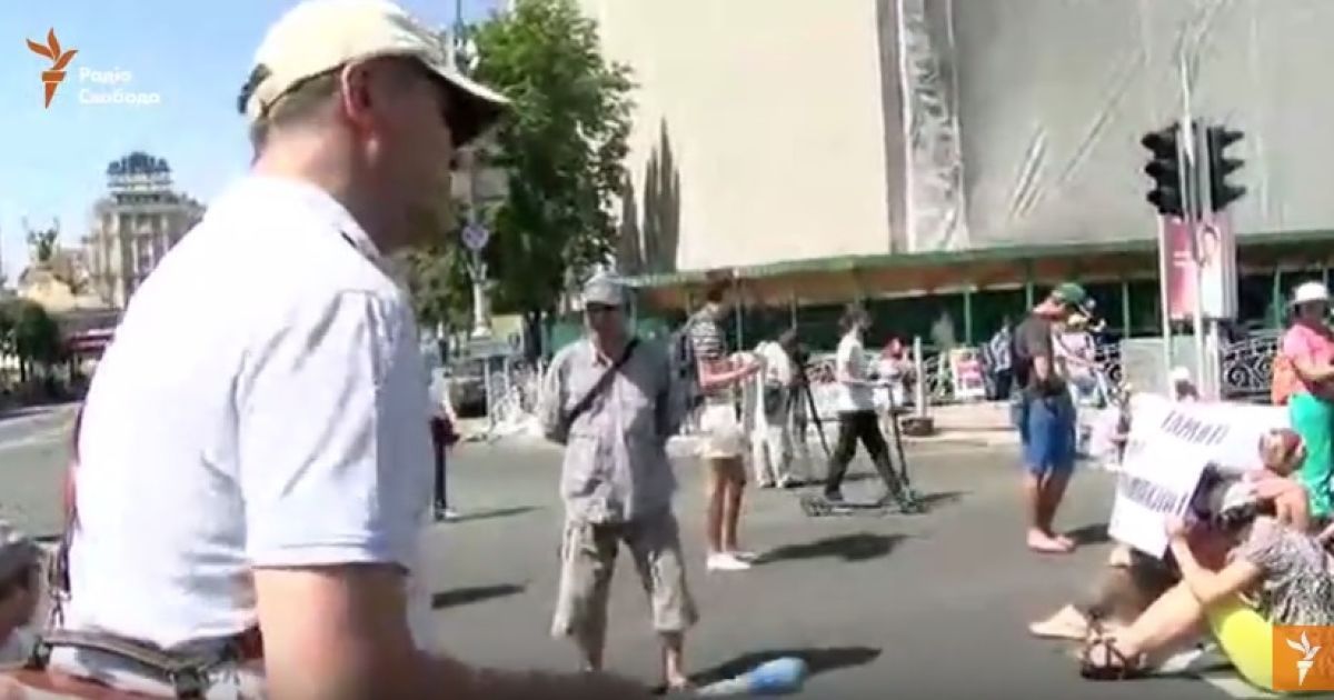 В Киеве вкладчики обанкротившегося банка перекрыли Крещатик