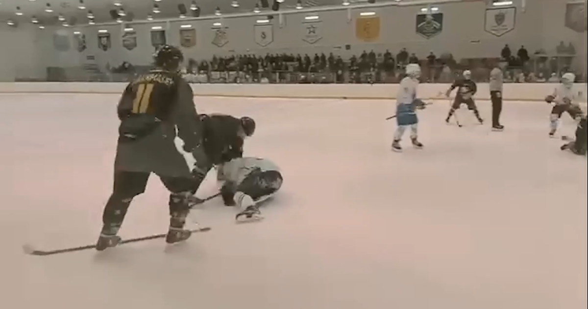 Момент бійки під час хокейного матчу з командою ФСБ Росії