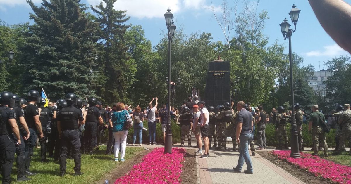 Свержение бюста Жукова и стычки. В Харькове протестовали против партии Кернеса и Труханова
