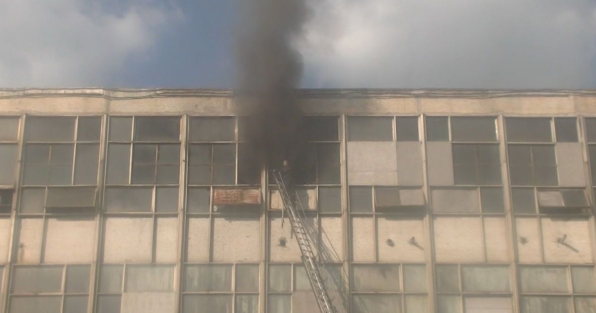 В Харькове сильный пожар уничтожил цех текстильного предприятия