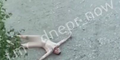 У центрі Дніпра помітили голого чоловіка, який катався по асфальту: оприлюднено відео