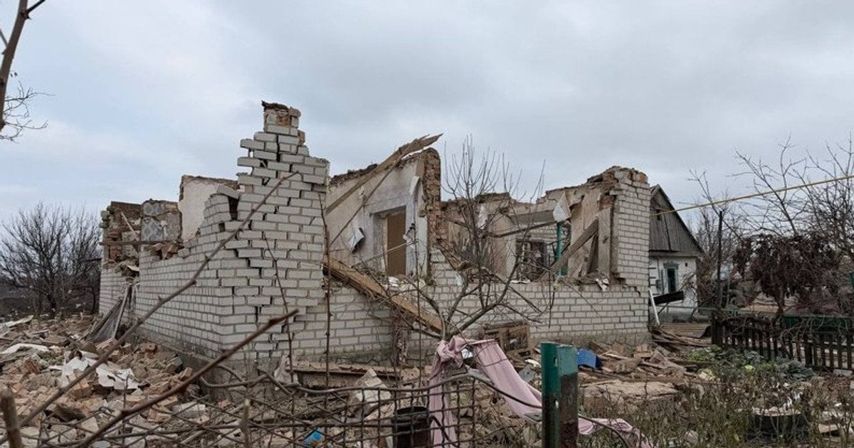 Обломки дома, где русский дрон убил 12-летнего мальчика