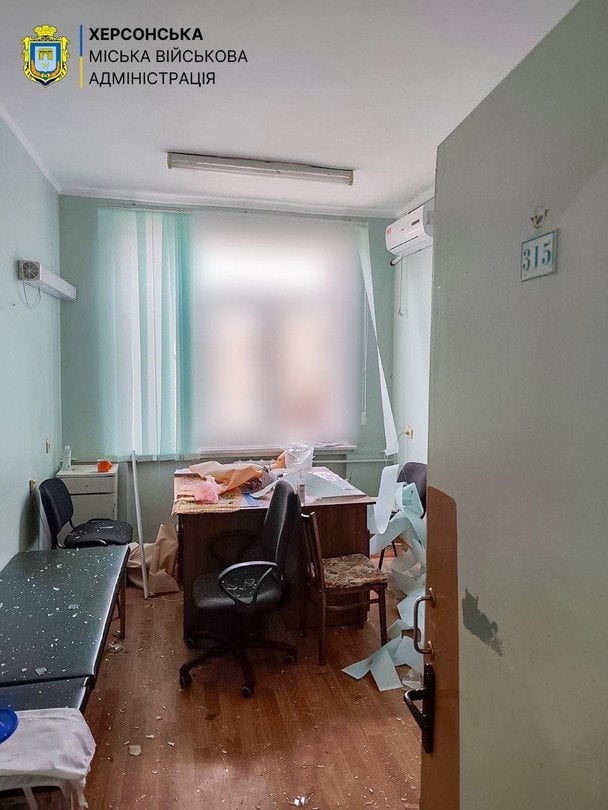 Росіяни вдарили дроном по лікарні в Херсоні / © Херсонська ОВА