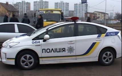 В Киеве мужчина, угрожая пистолетом, угнал маршрутку