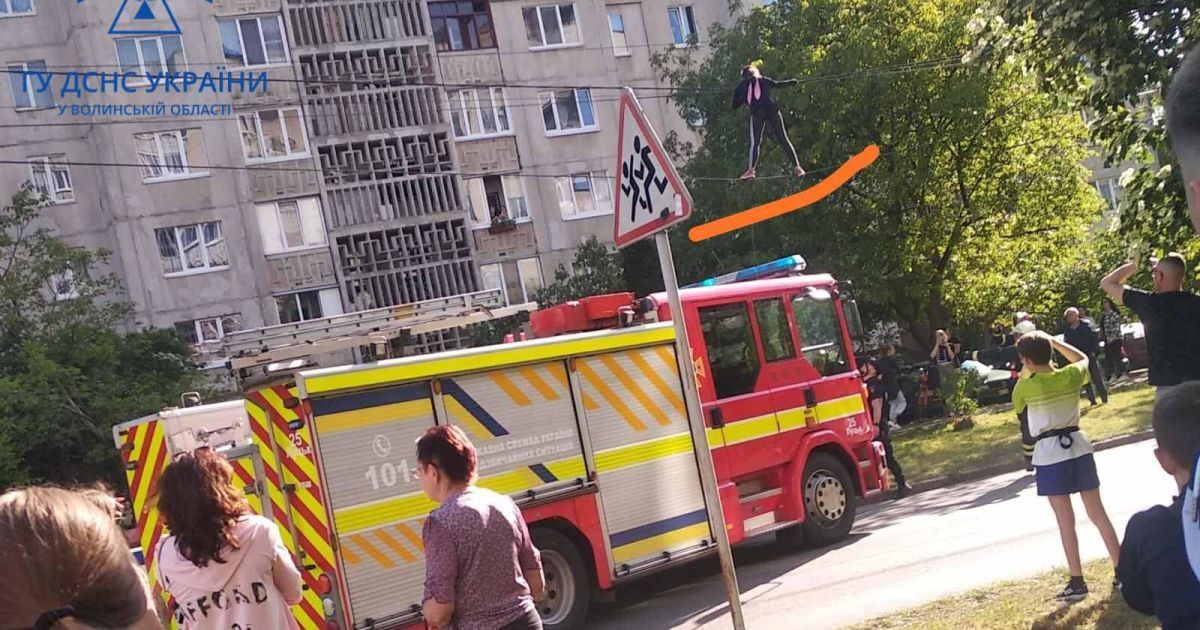 У Луцьку жінка залізла на електричні дроти.