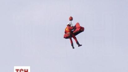 С места аварии поездов пострадавших и тела погибших вывозят вертолетами