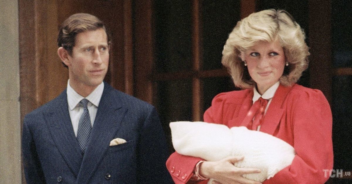 Принц Чарльз и принцесса Диана в день выписки из госпиталя Святой Марии в Лондоне с сыном принцем Гарри