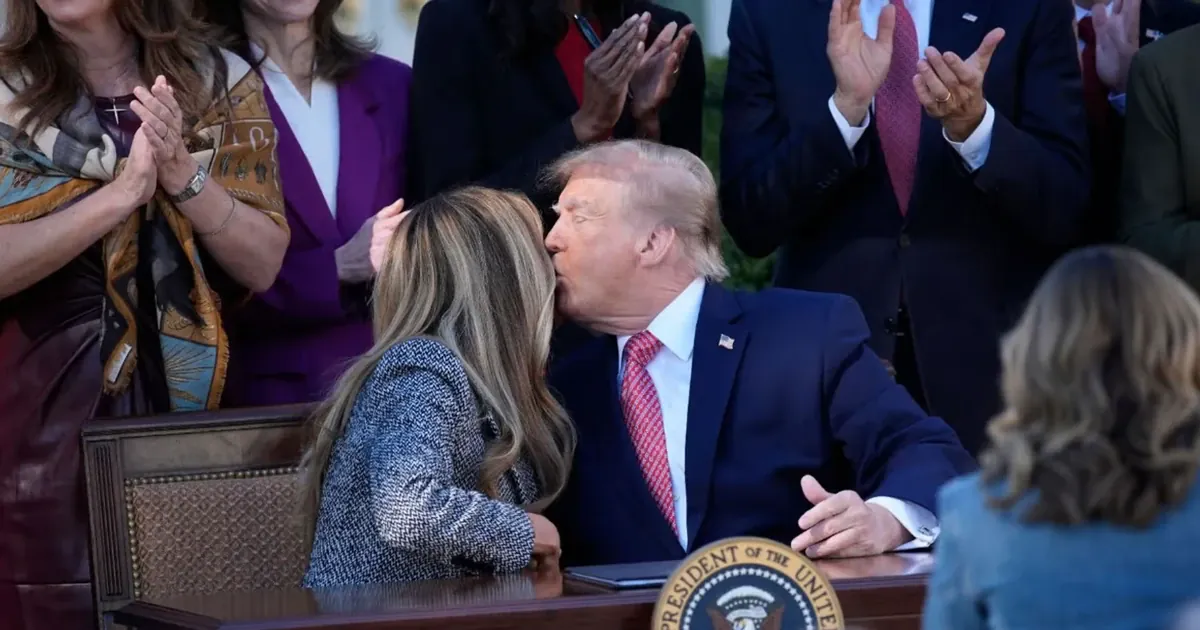 Дональд Трамп цілує Меланію