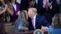 Дональд Трамп цілує Меланію
