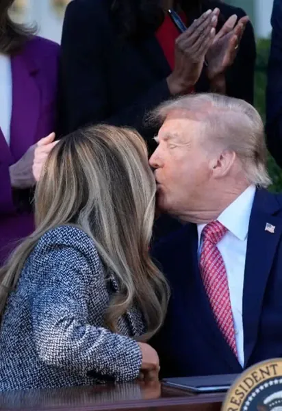 Дональд Трамп цілує Меланію