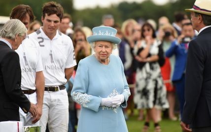 В необычном голубом пальто: роскошная королева Елизавета II на турнире по поло