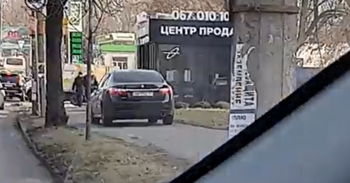 Обгонял пробку по тротуару. Водитель снял маневры дерзкого афро-американца в Киеве