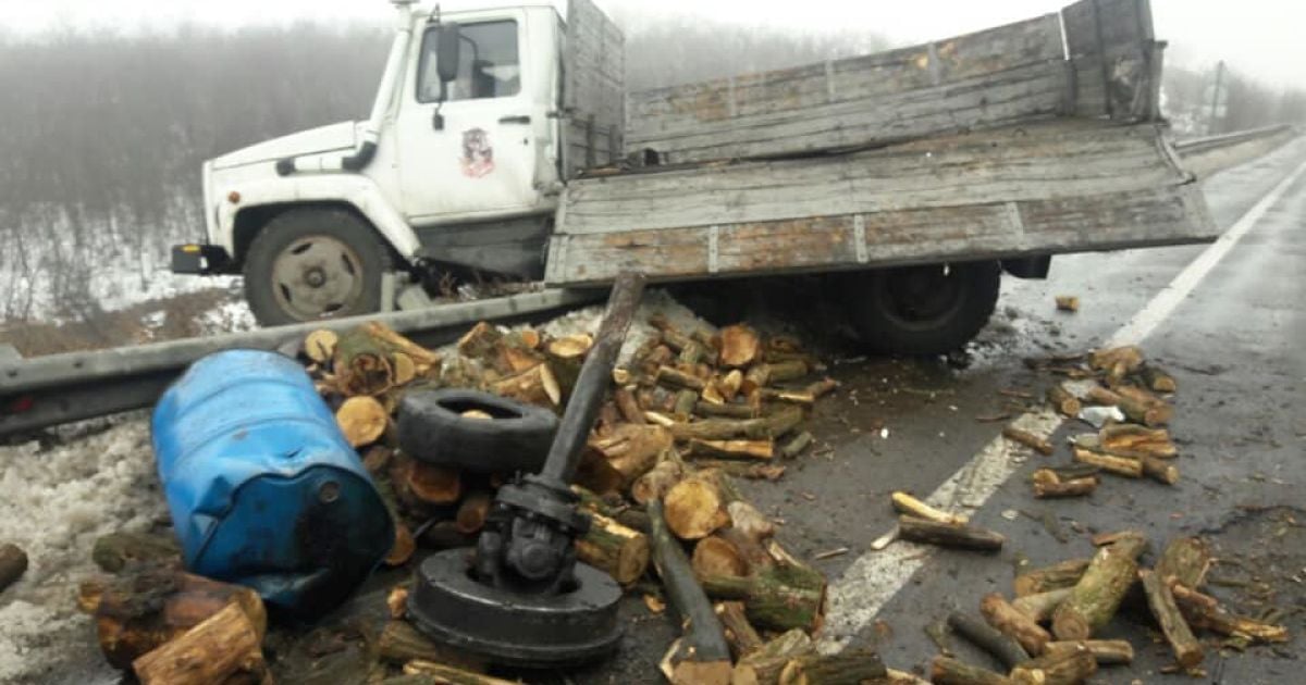 Масова аварія на Одещині: через туман та величезну яму на дорозі зіткнулись вісім автомобілів