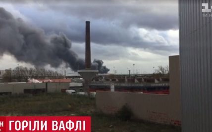 Закрита станція залізниці та підозри на токсичний дим: у Брюсселі згоріла вафельна фабрика