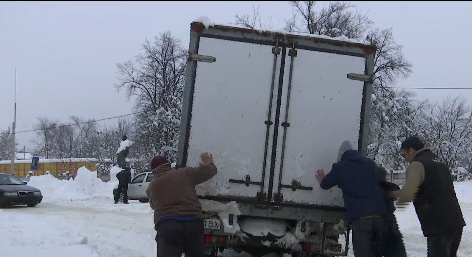 В Черкасской области въезды в 15-тысячный городок заблокировали машины, которые застряли в сугробах