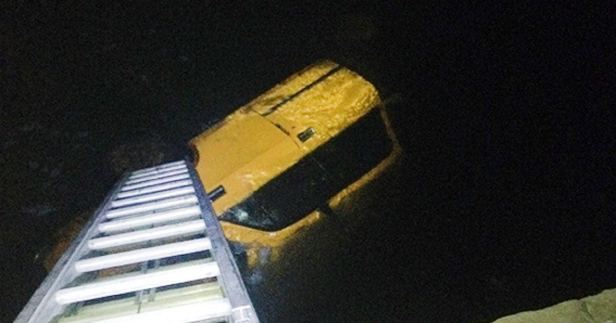 В Хмельницкой области с моста в реку слетел "Москвич"