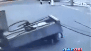 В Бразилии автозаправочная рухнула на мотоциклиста