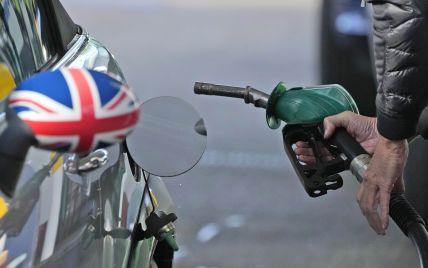 В Британии из-за топливного кризиса начался хаос: водители стоят в длинных очередях, дерутся и незаконно сливают бензин