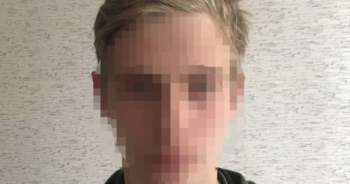Подходил сзади и вырывал телефоны: в Киеве 18-летний парень возле лесопарка грабил женщин
