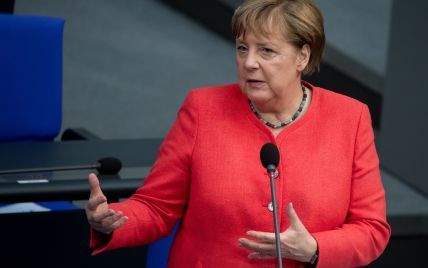Має ефектний вигляд: Ангела Меркель приїхала до бундестагу на розкішній автівці