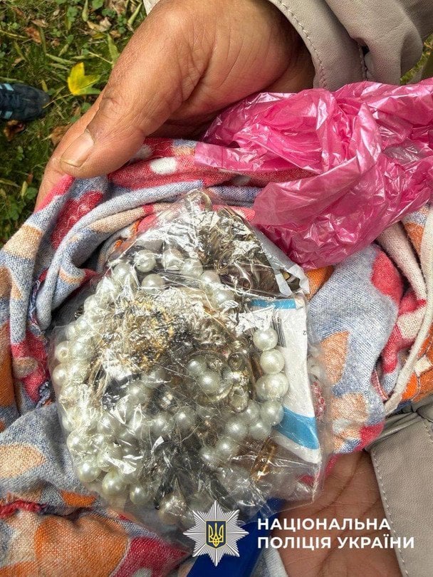 Коштовності, які зловмисниця виманила у киянки / © Поліція Києва