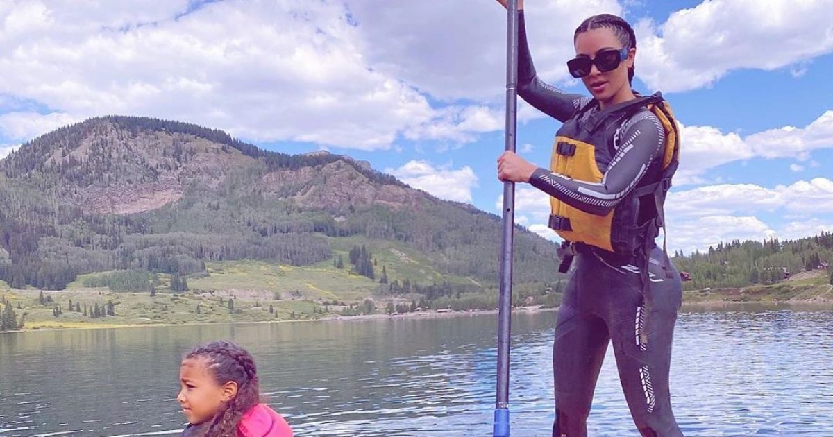 Кім Кардашян показала, як підкорювала хвилі на дошці разом із семирічною донькою