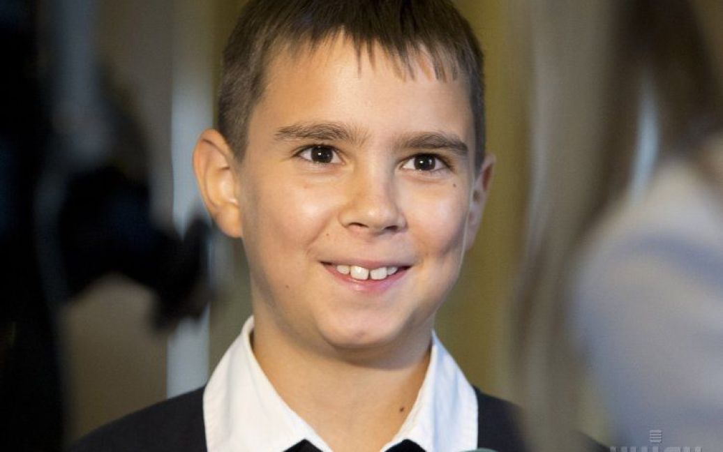 11-летний Владислав Левицкий получил телефон в подарок от спикера Верховной Рады Владимира Гройсмана. Весной парень передал свои деньги, которые собирал на телефон, для ремонта БТР бойцов АТО. / © УНИАН