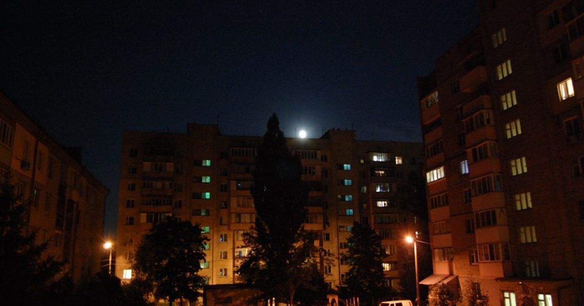 Таким "суперлуние" увидели в разных уголках Земли / © соцмережі