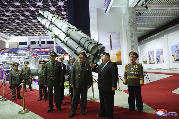 Ким Чен Ын демонстрирует Сергею Шойгу запрещенные ракеты/AP