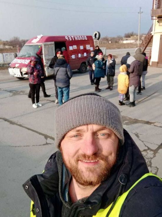 Волонтер довів до сліз Нелю Шовкопляс своєю розповіддю про порятунок маріупольців