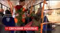 В одеському тролейбусі жінкам дарували квіти та не брали гроші за проїзд