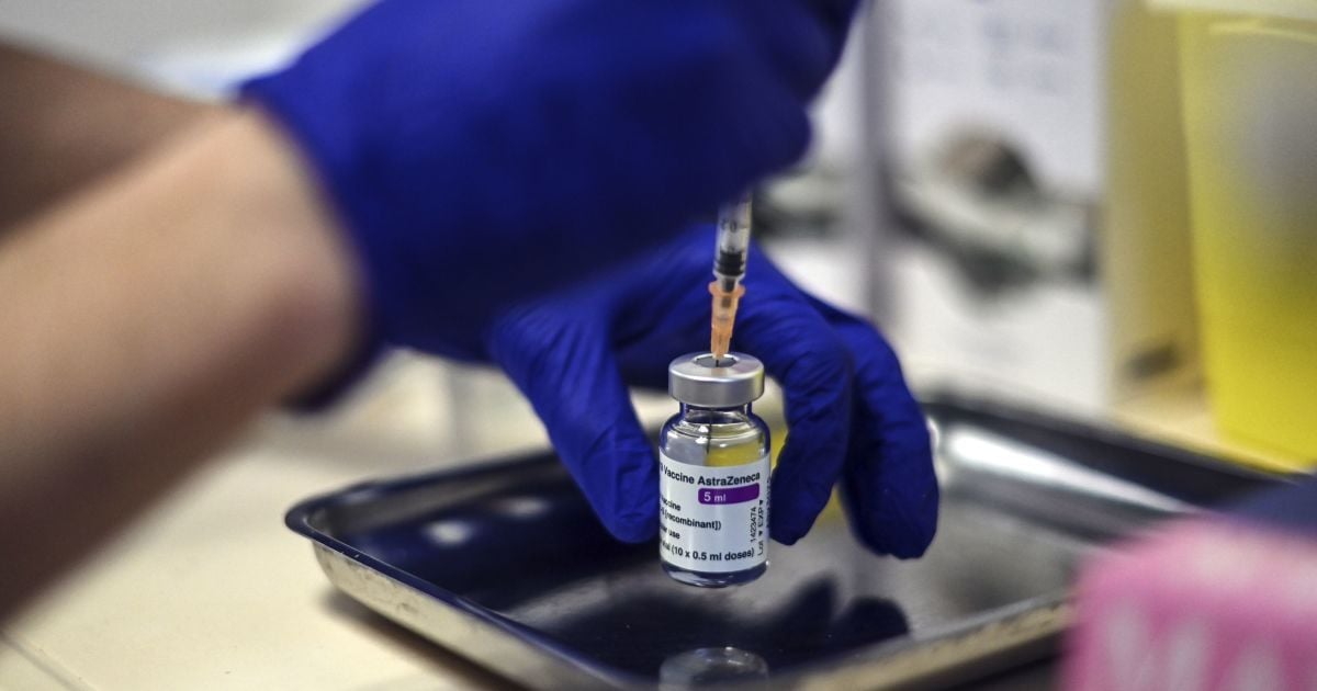 В Великобритании зафиксировали 19 смертей от тромбоза после вакцинации AstraZeneca