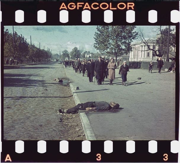 1941, Украина, Киев. Трупы убитых киевлян на бульваре Тараса Шевченко (ныне часть пр.Победы) в оккупированном Киеве. Мимо проходят люди, направляющиеся в Еврейского (Галицкого) рынка. Убитые — вероятно, евреи, отказались по приказу оккупантов прибыть на пункт сбора 29 сентября. Вероятно 1 октября 1941 Автор фото: Archives of the Hamburg Institute for Social Research/Johannes Hähle