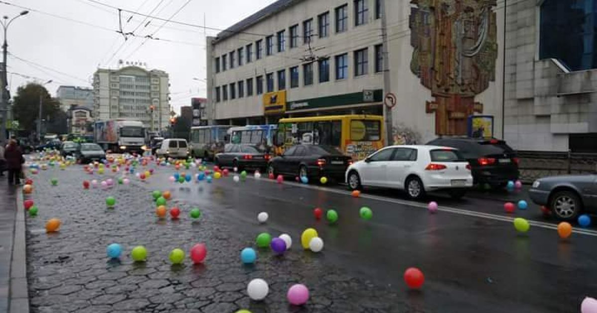 Повітряні кульки у Рівному_2 / © vk.com/Типове Рівне