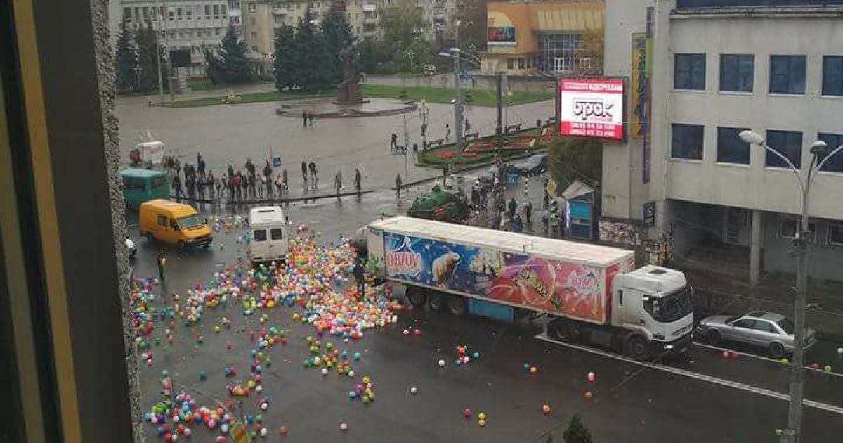 Повітряні кульки у Рівному_1 / © vk.com/Типове Рівне