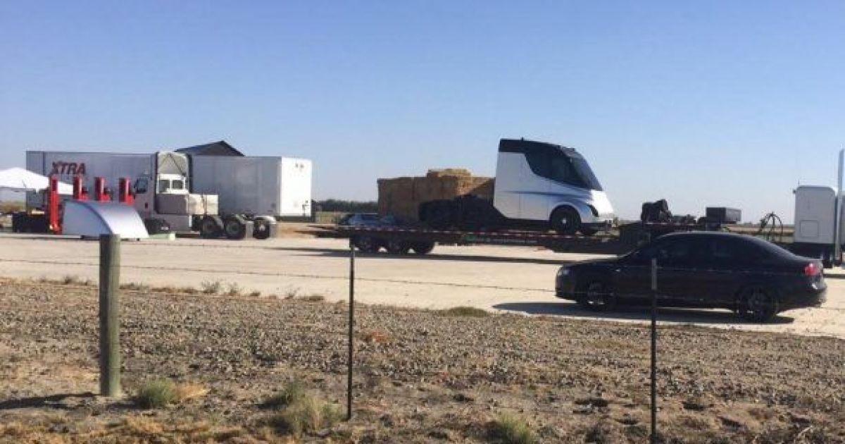 В Сети впервые появились фото грузовика Tesla