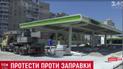 Киевляне перекрыли дорогу и ночуют на улице из-за строительства АЗС посреди жилого массива