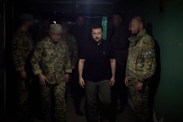 Президент України Володимир Зеленський у передовому командному пункті ССО в районі Вовчанська / © Офіс президента України