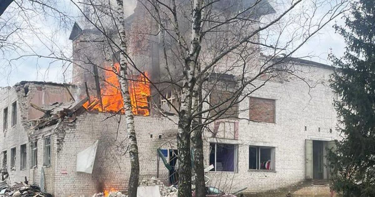 Знищений будинок культури в місті Семенівка внаслідок ударів КАБами