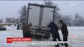 На Черкащині в'їзди в 15-тисячне містечко заблокували машини, які позастрягали в заметах